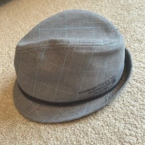 Like new, Men’s Express fedora gray hat. Size S/M
